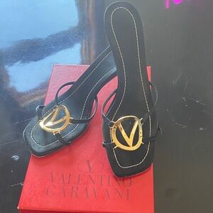 Classic Valentino Garavani kitty heels